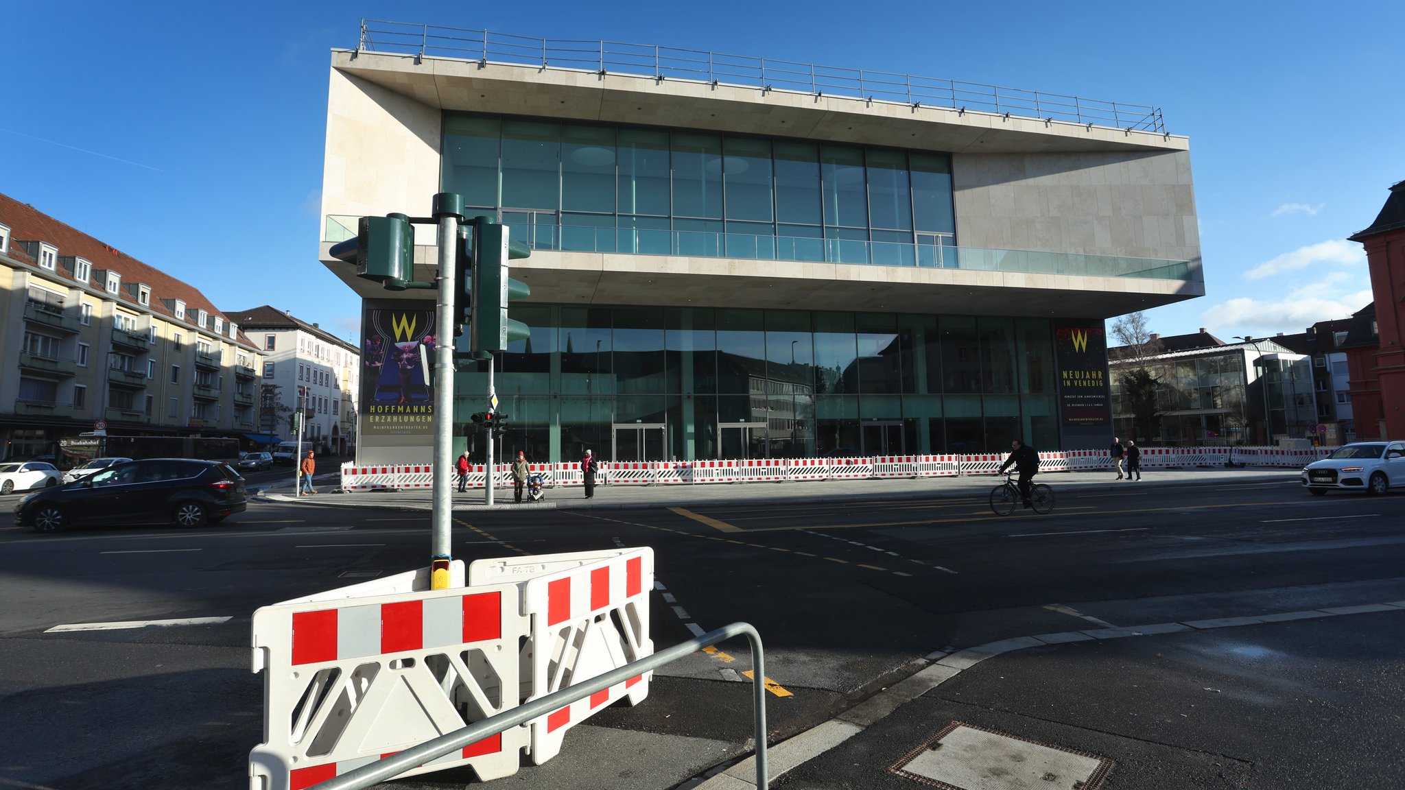 Blick auf den fertiggestellten Neubau mit dem Kleinen Haus 