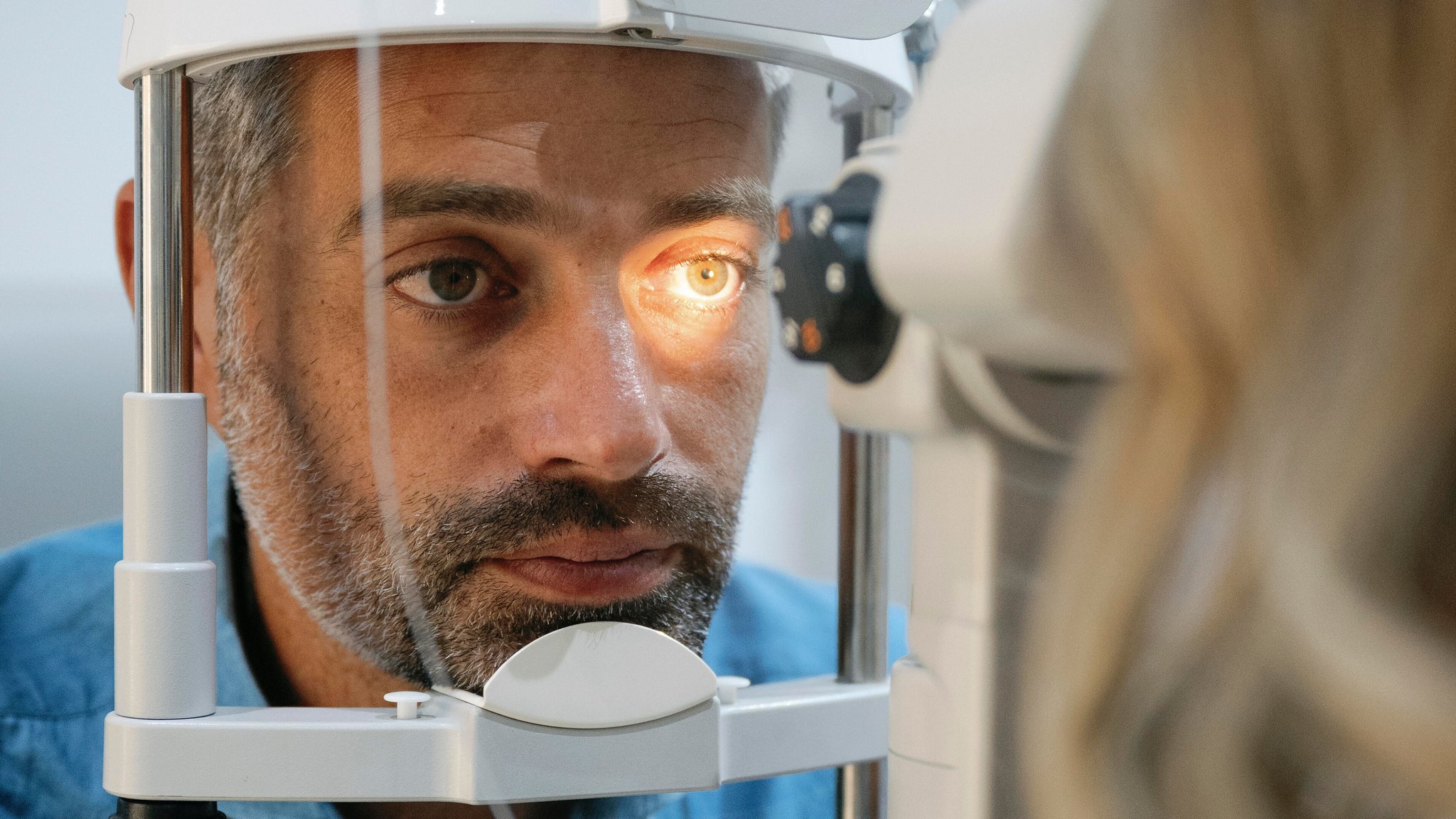 Neue Hoffnung für Patienten mit altersbedingter Makuladegeneration (AMD): Ein Mikrochip und eine Spezialbrille sollen wieder besseres Sehen ermöglichen. Im Bild wird eine Augenuntersuchung bei einem Mann durchgeführt.