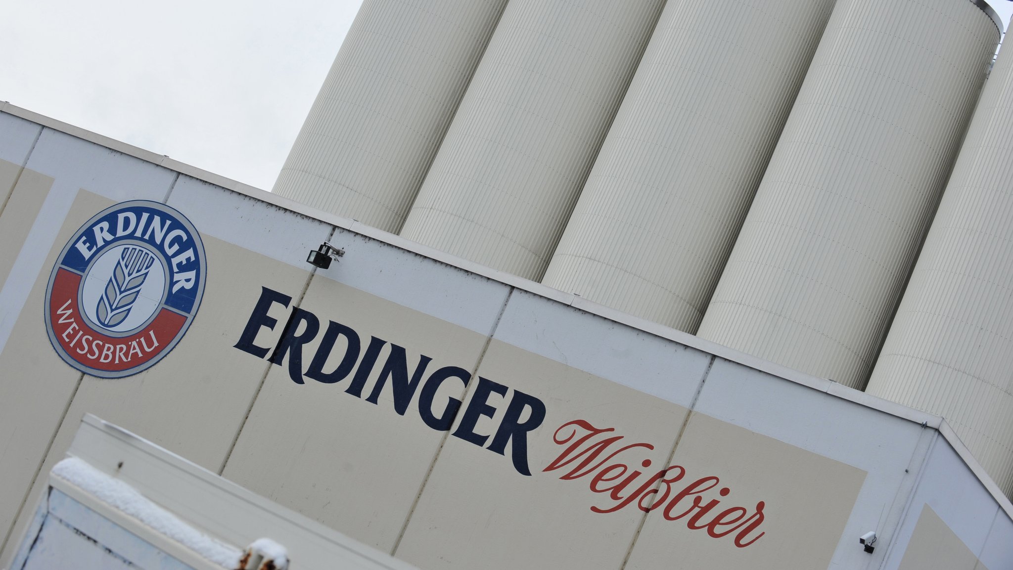 Silos auf dem Gelände der Privatbrauerei Erdinger Weißbräu in Erding | Bild: picture alliance / dpa | Andreas Gebert Silos auf dem Gelände der Privatbrauerei Erdinger Weißbräu in Erding