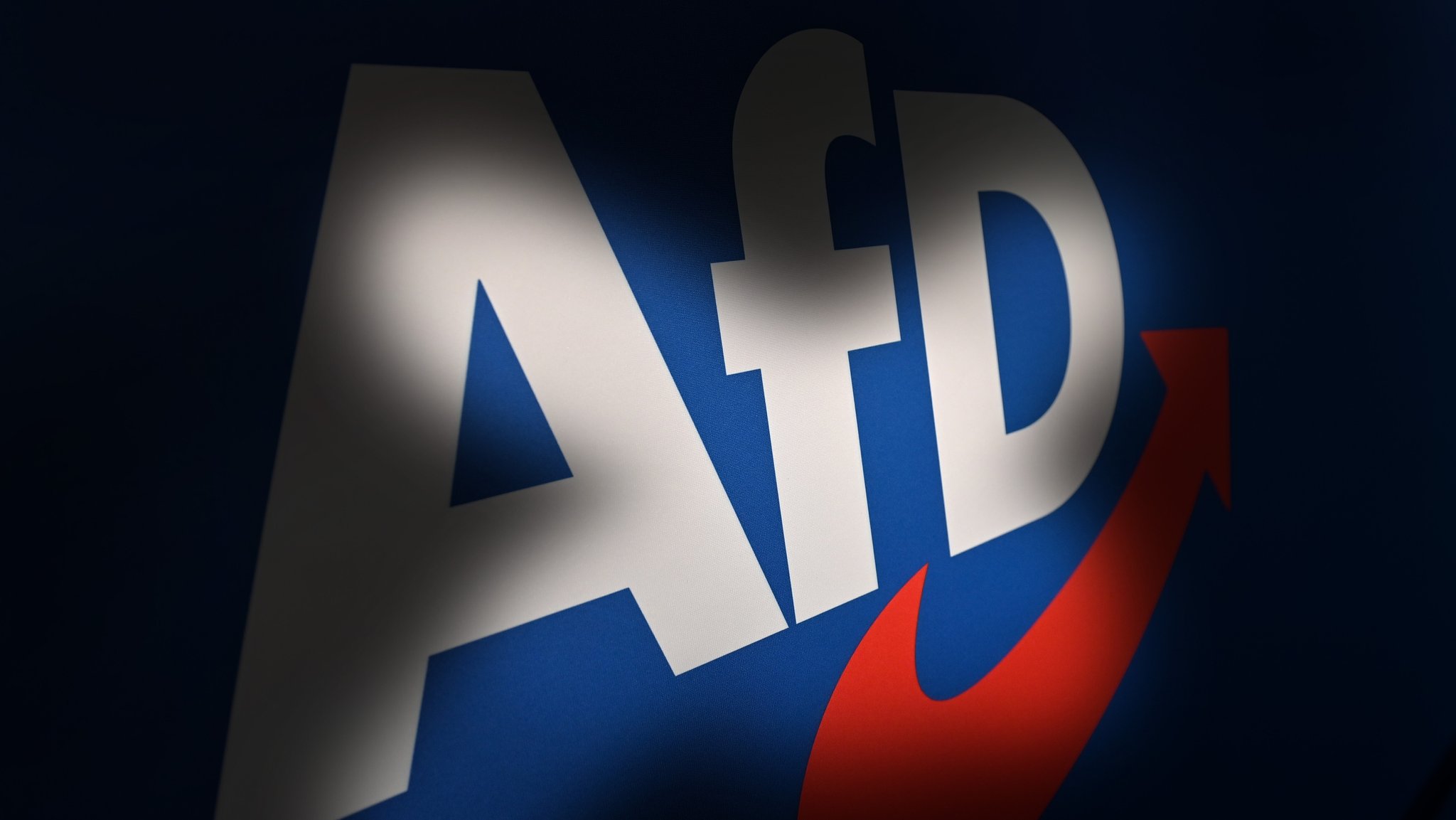 (Symbolbild) Das Bundesamt für Verfassungsschutz hat die AfD auf Bundesebene als gesichert rechtsextremistisch eingestuft. | Bild: picture alliance / SvenSimon | Frank Hoermann/SVEN SIMON (Symbolbild) Das Bundesamt für Verfassungsschutz hat die AfD auf Bundesebene als gesichert rechtsextremistisch eingestuft.