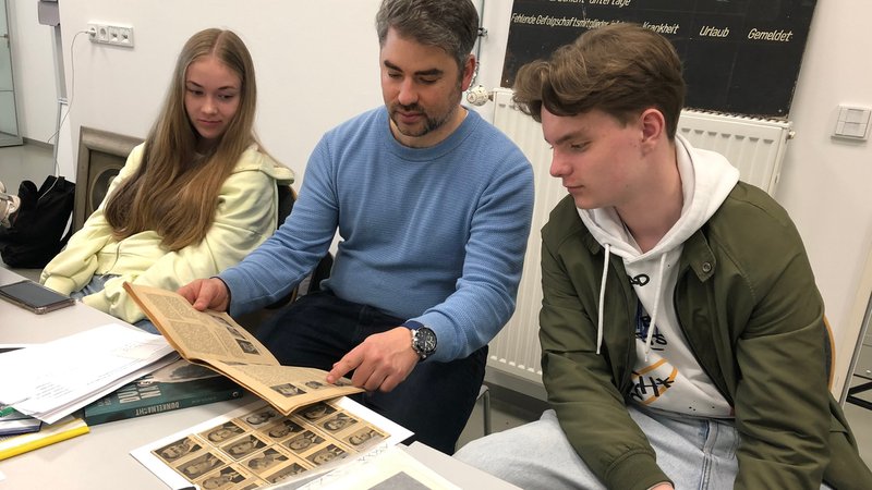 Michael Stierstorfer (Mitte), Lehrer am Gymnasium der Benediktiner in Schäftlarn | Bild: BR/ Anne Thoma Michael Stierstorfer (Mitte), Lehrer am Gymnasium der Benediktiner in Schäftlarn