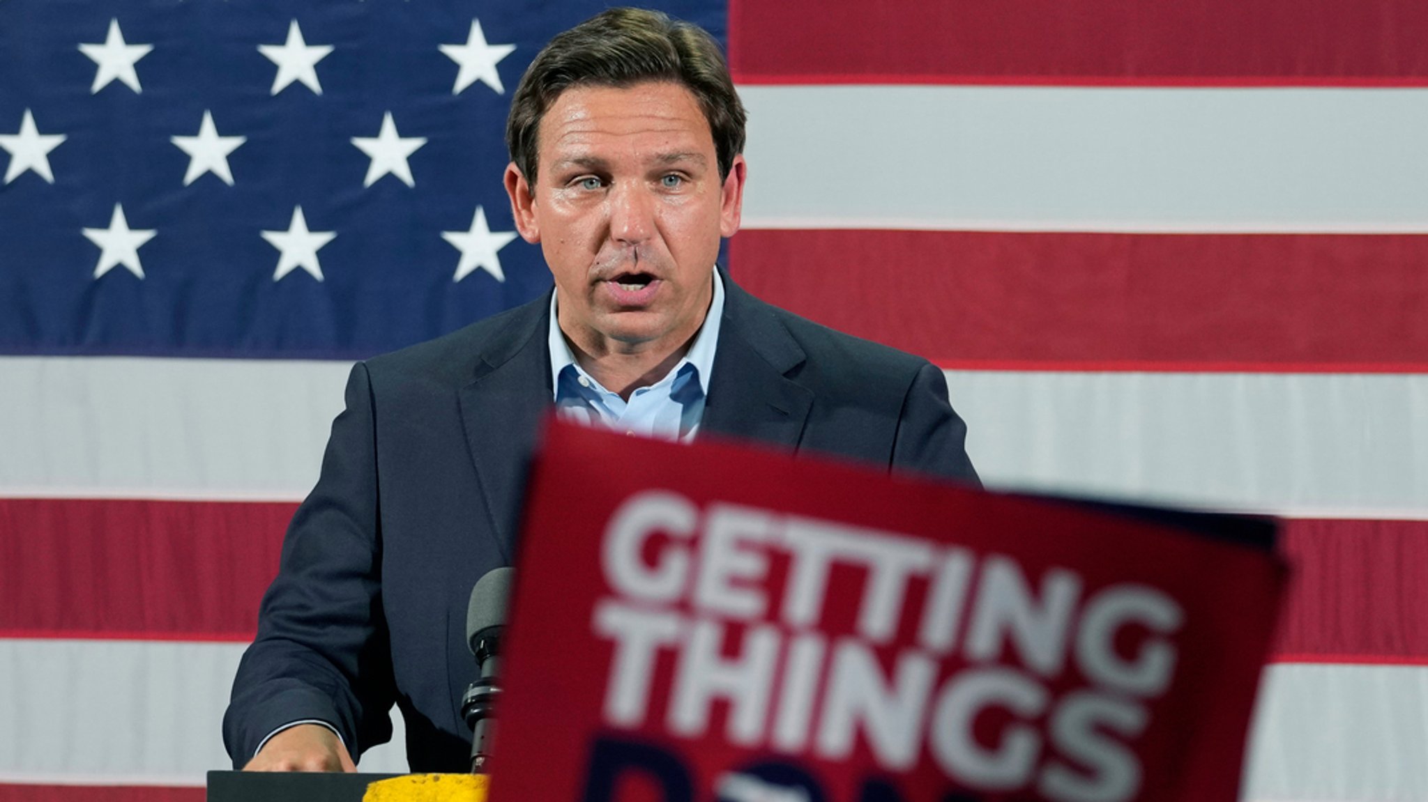 Der Gouverneur von Florida, Ron DeSantis, hat die Wiederwahl für seine zweite Amtszeit gewonnen und den Demokraten Charlie Crist besiegt. 