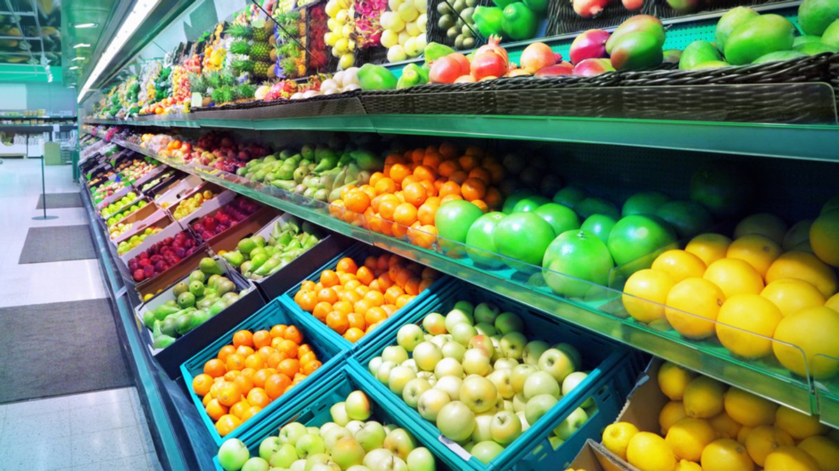 Ein Obst- und Gemüseregal in einem Supermarkt