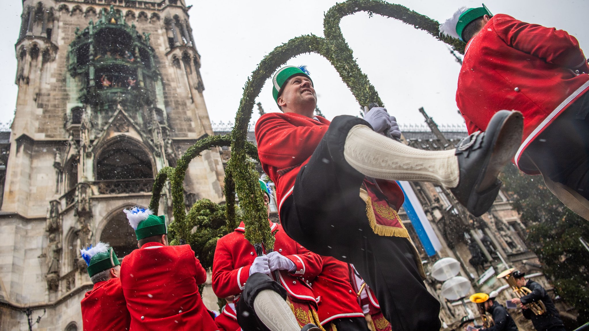 Die Schäffler beim Tanzen 2019 vor dem Münchner Rathaus.