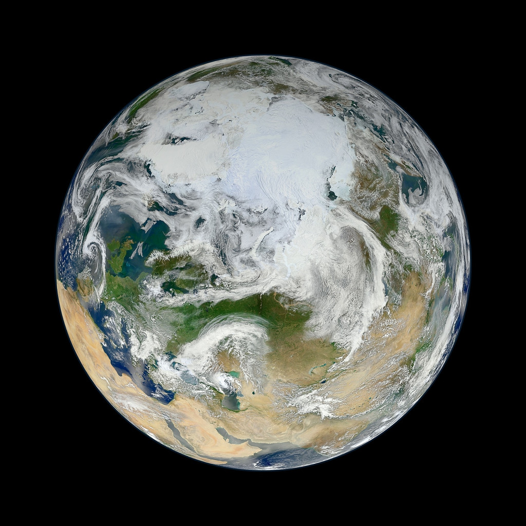 Der Ausschnitt zeigt die nördliche Hemisphäre der Erde, auf der sich der geographische Nordpol befindet. 