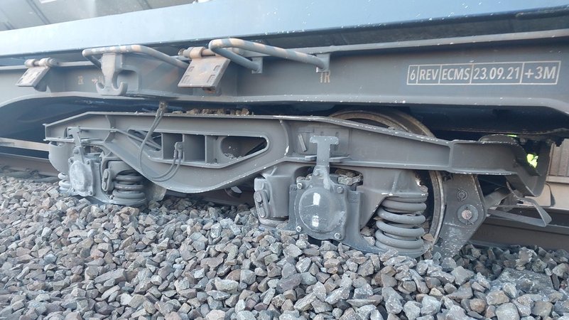 Die Waggonräder sind außerhalb der Schienen im Schotter. | Bild: Bundespolizei Rosenheim Die Waggonräder sind außerhalb der Schienen im Schotter.