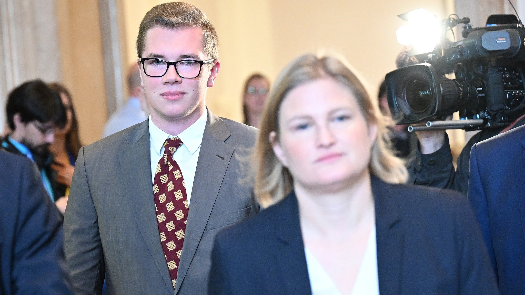 Der AfD-Abgeordnete Daniel Halemba kommt mit AfD-Fraktionschefin Katrin Ebner-Steiner zur Plenarsitzung des Bayerischen Landtags. | Bild: picture alliance/dpa | Angelika Warmuth Der AfD-Abgeordnete Daniel Halemba kommt mit AfD-Fraktionschefin Katrin Ebner-Steiner zur Plenarsitzung des Bayerischen Landtags.