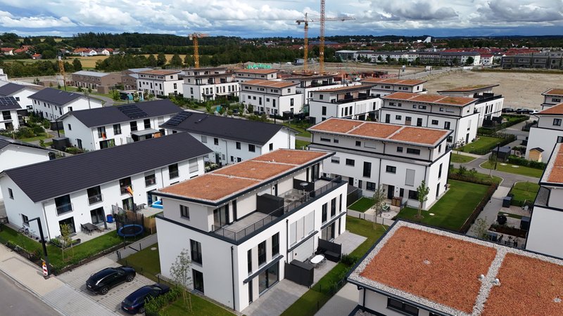 Luftaufnahme einer in Neubausiedlung in Poing bei München. | Bild: picture alliance / SvenSimon | Frank Hoermann/SVEN SIMON Luftaufnahme einer in Neubausiedlung in Poing bei München.