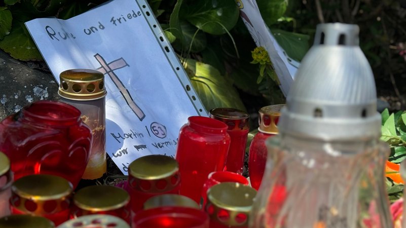 Kerzen und Nachrichten am Tatort | Bild: BR/Antonio Jung Kerzen und Nachrichten am Tatort