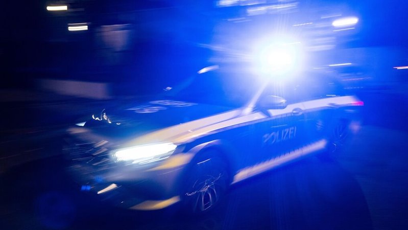 Ein Polizeifahrzeug fährt mit Blaulicht an einem Gebäude vorbei. | Bild: dpa-Bildfunk/Marijan Murat Ein Polizeifahrzeug fährt mit Blaulicht an einem Gebäude vorbei.