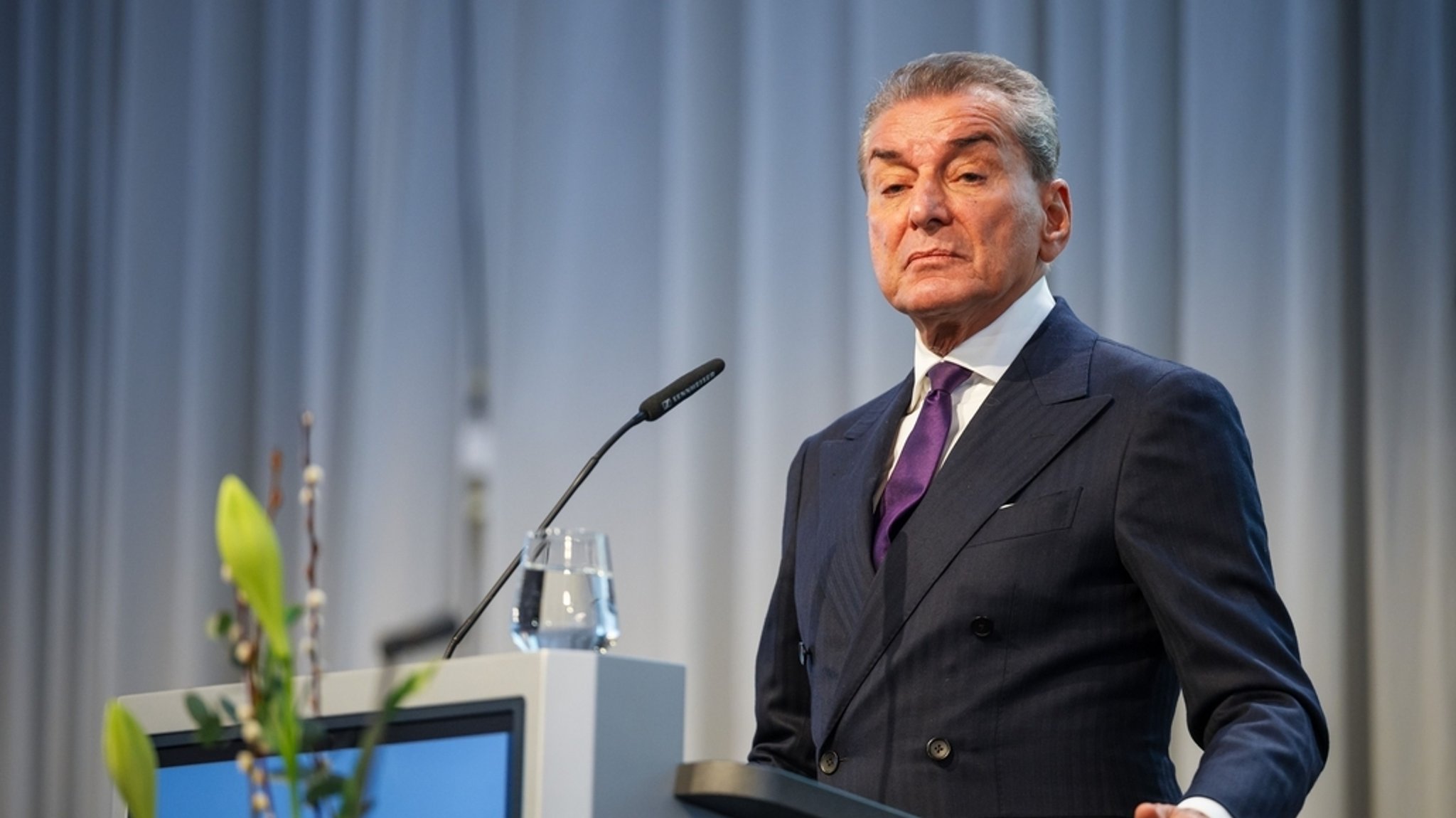 Der Publizist Michel Friedman auf einer Bühne | Bild: dpa-Bildfunk/Oliver Dietze Der Publizist Michel Friedman auf einer Bühne