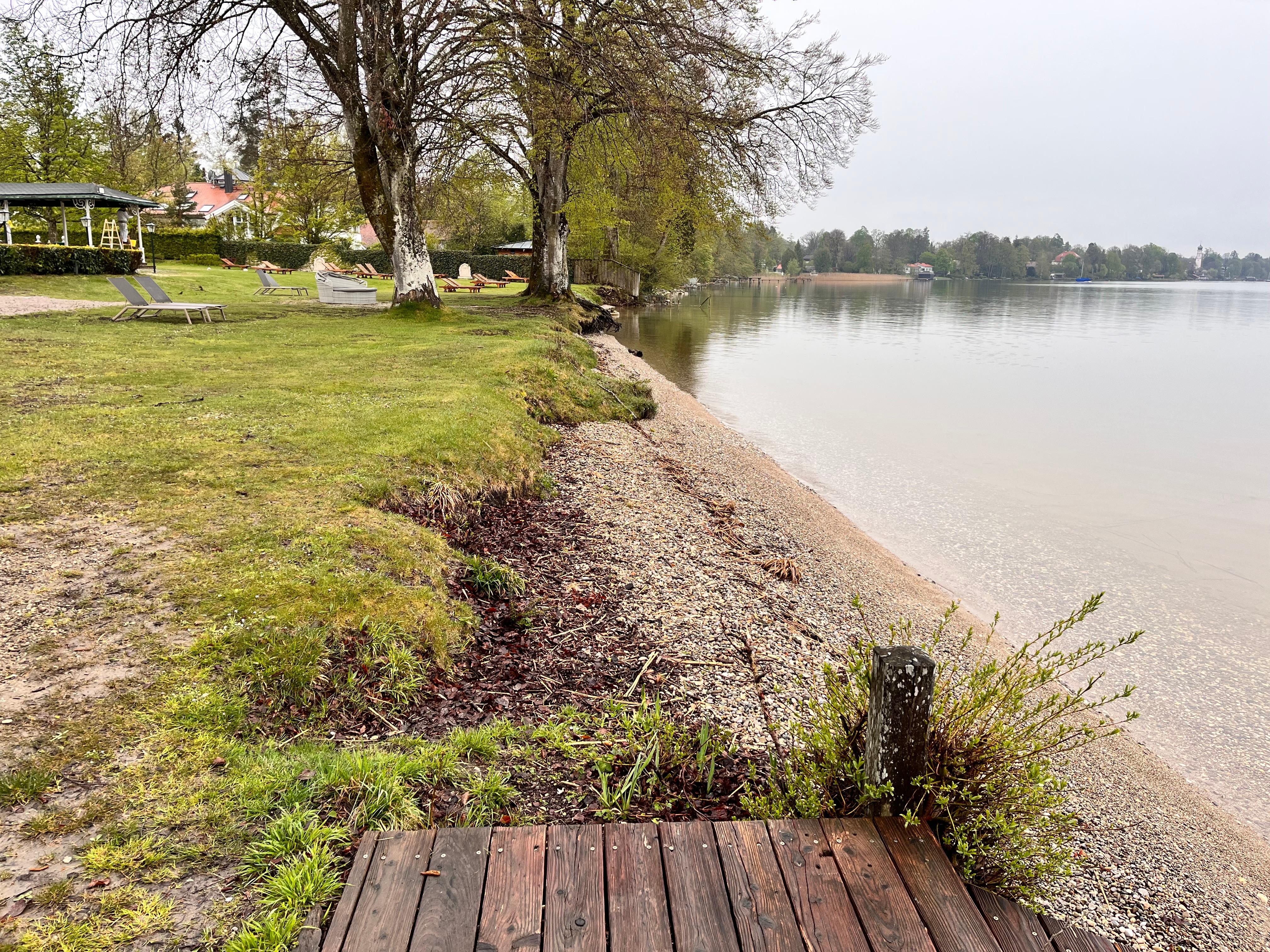 Um diesen Uferabschnitt am Starnberger See ging es. Er befindet sich in Privatbesitz. Der Bebauungsplan sieht allerdings eine Nutzung als öffentlicher Badebereich vor.