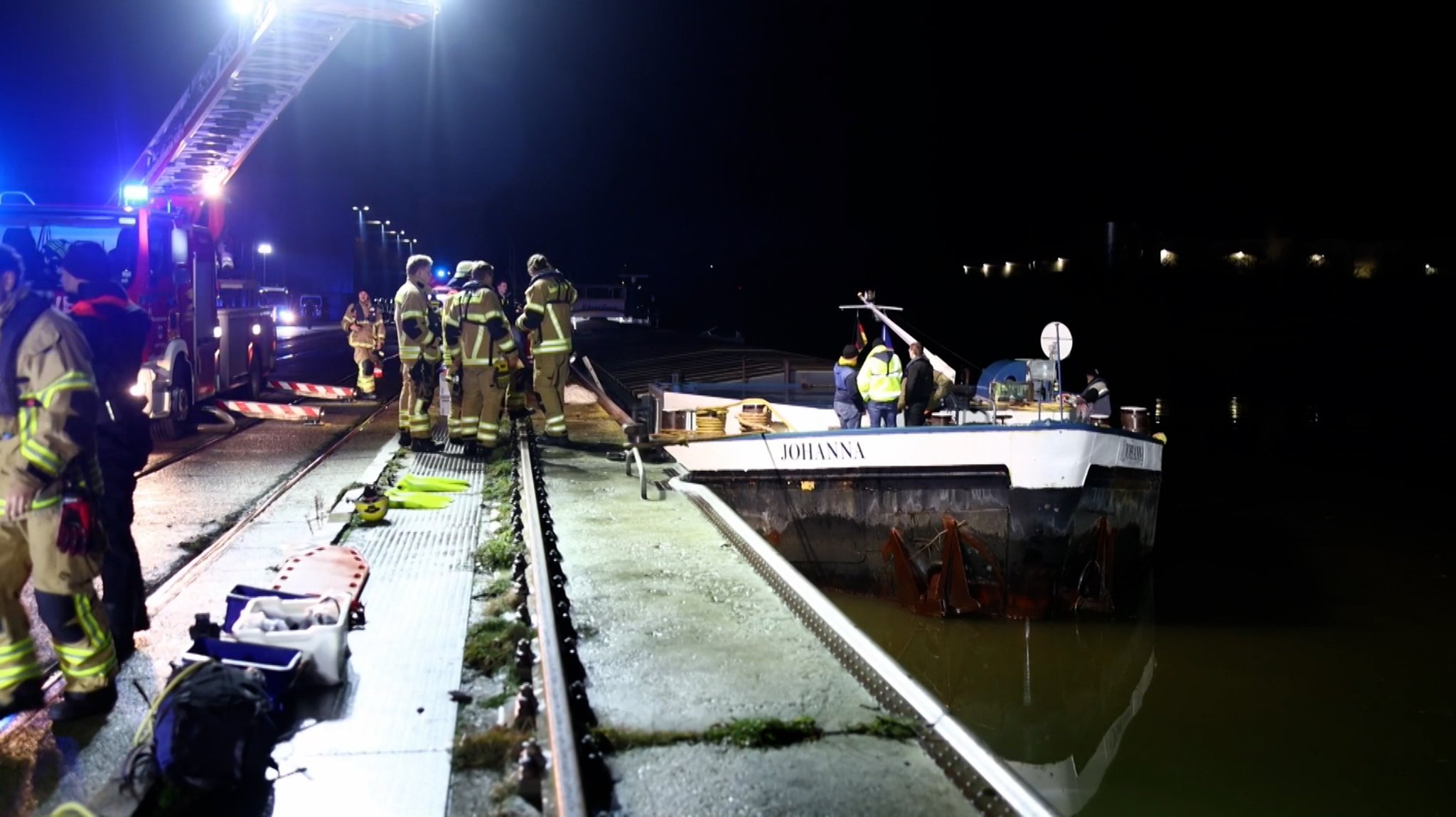 Ein Frachtschiff ist auf dem Main-Donau-Kanal unterwegs, als die Besatzung ein Leck bemerkt. In einem ersten Versuch konnten Taucher die Ursache nicht finden. Am Donnerstag soll es weitere Untersuchungen geben. | Bild: BR 2026 Ein Frachtschiff ist auf dem Main-Donau-Kanal unterwegs, als die Besatzung ein Leck bemerkt. In einem ersten Versuch konnten Taucher die Ursache nicht finden. Am Donnerstag soll es weitere Untersuchungen geben.