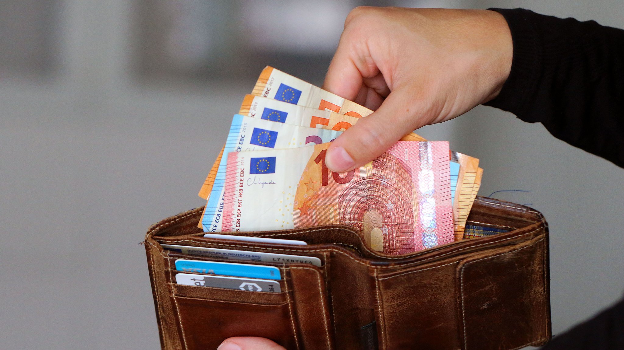 Symbolbild: Eine Frau zählt die Geldscheine in ihrem Portemonnaie. | Bild: picture alliance / pressefoto_korb|Micha Korb Symbolbild: Eine Frau zählt die Geldscheine in ihrem Portemonnaie.