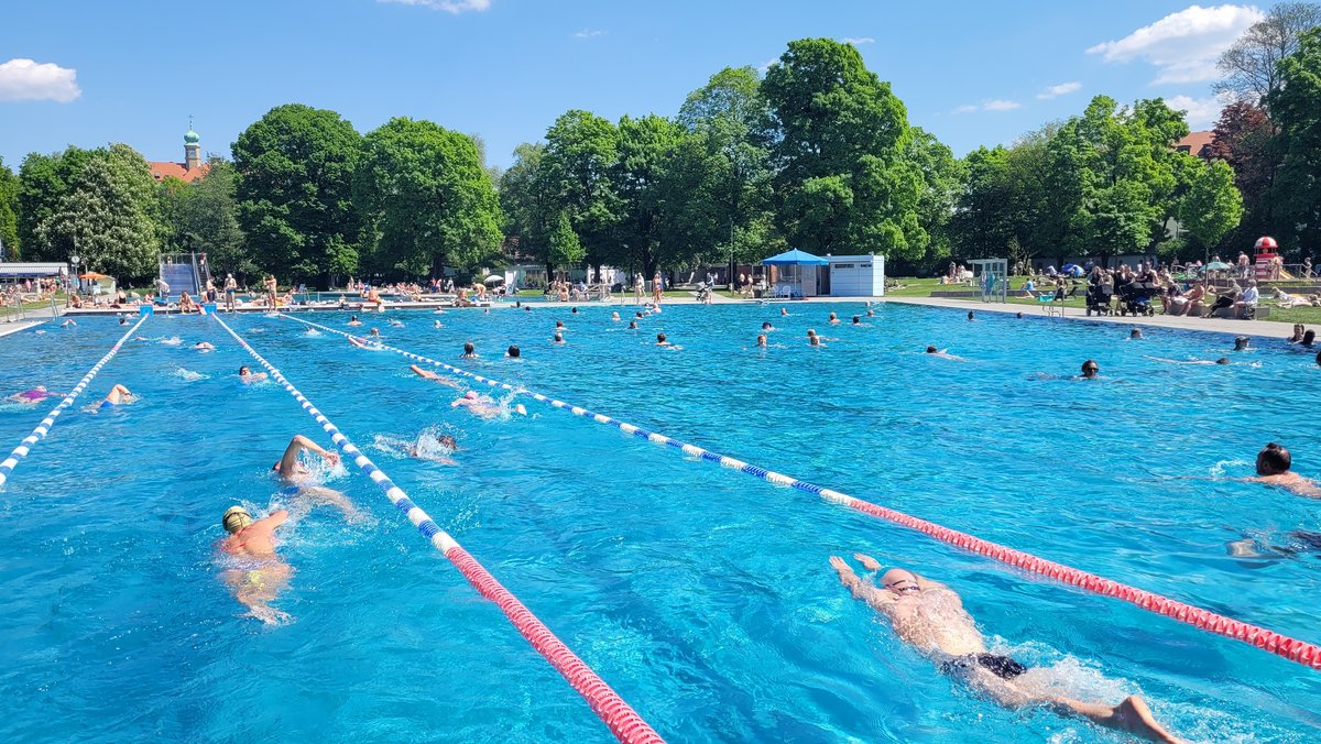 Die Badesaison 2025 startet mit - das Münchner Schyrenbad war am Freitag (2.5.) gut besucht. | Bild: Mira Barthelmann Die Badesaison 2025 startet mit - das Münchner Schyrenbad war am Freitag (2.5.) gut besucht.