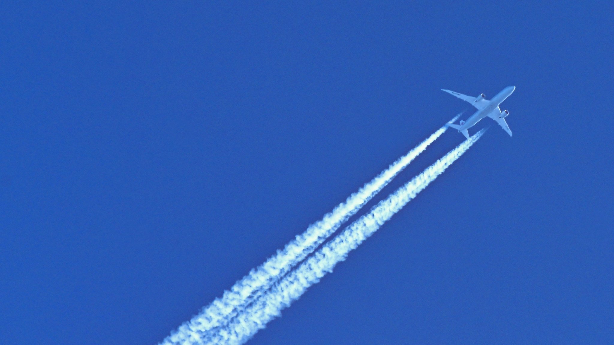 Flugzeug mit Kondensstreifen 