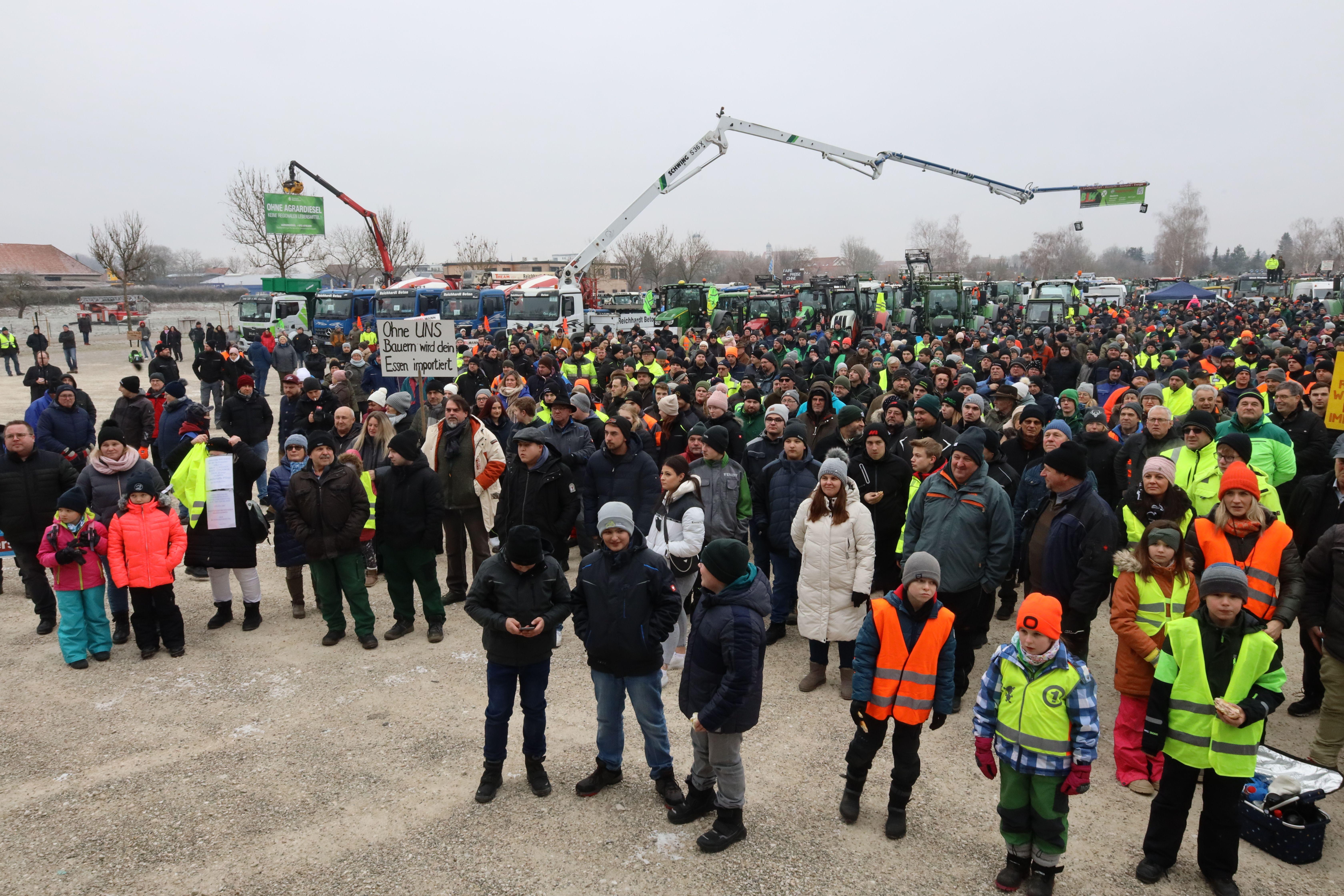 Rund 700 Teilnehmer bei der Bauerndemo auf dem Dillinger Festplatz.  