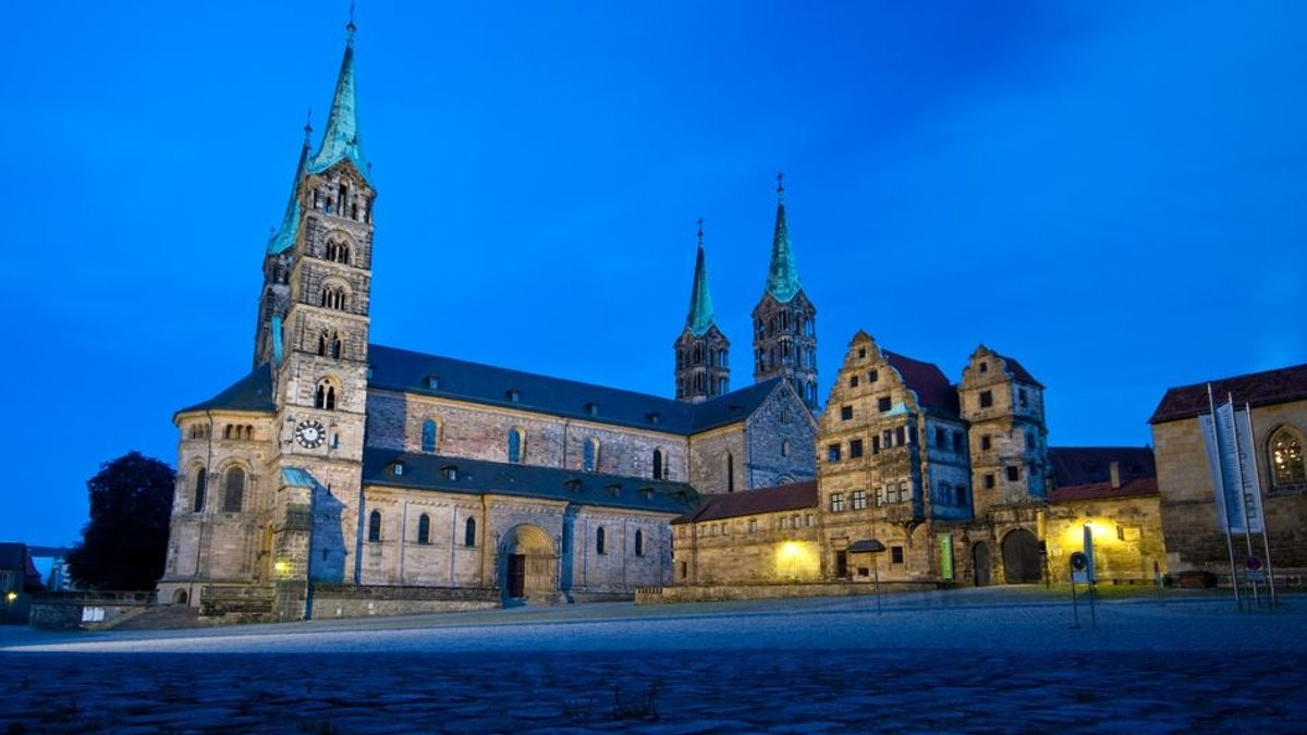 Bamberger Dom zur blauen Stunde.
