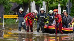 Mit einem Schlauchboot holen Feuerwehr und Wasserretter Anwohner aus ihren überfluteten Häusern. Nach dem Starkregen der letzten Tage kam es zu schweren Überschwemmungen in der Region. | Bild:picture alliance/dpa | Stefan Puchner