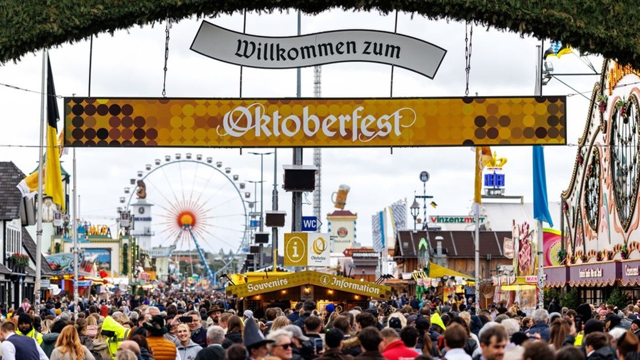 Archivbild: Zahlreiche Besucher gehen am 05.10.2025 am frühen Morgen kurz nach der Eröffnung durch das Tor vom Haupteingang auf das 190. Oktoberfest auf der Theresienwiese in München. | Bild: picture alliance / dpa / Matthias Balk Archivbild: Zahlreiche Besucher gehen am 05.10.2025 am frühen Morgen kurz nach der Eröffnung durch das Tor vom Haupteingang auf das 190. Oktoberfest auf der Theresienwiese in München.