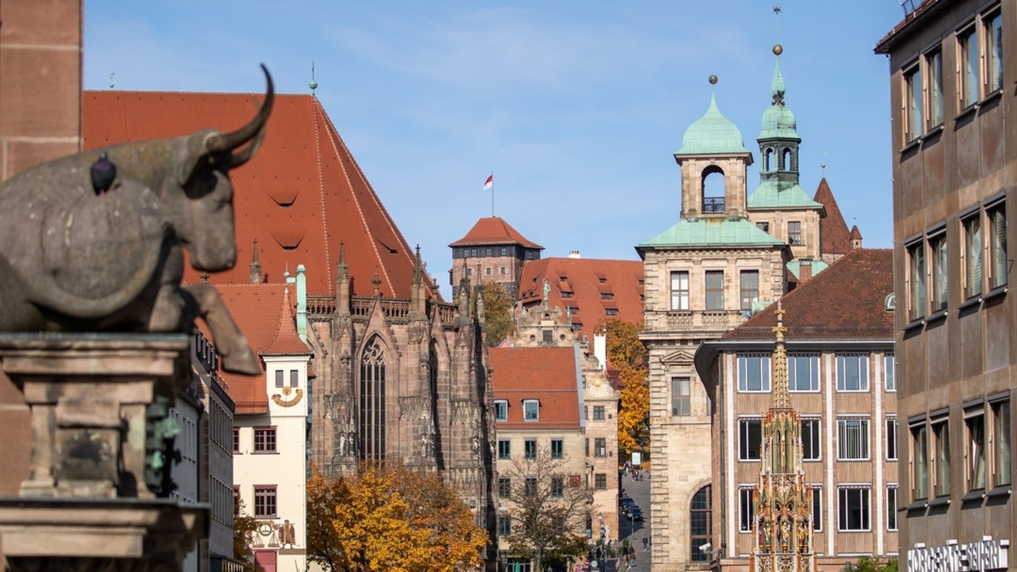 Nürnberg: Die Straße am Hauptmarkt zur Kaiserburg, mit Rathaus und dem Schönen Brunnen liegt in der Altstadt.