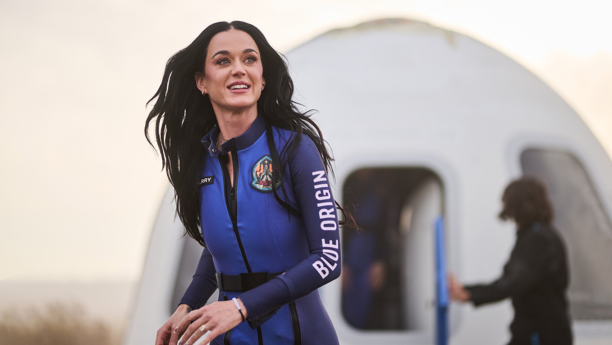 Katy Perry nach der Landung der New-Shepard-Rakete am 14. April 2025. | Bild: picture alliance / ZUMAPRESS.com | Blue Origin Katy Perry nach der Landung der New-Shepard-Rakete am 14. April 2025.