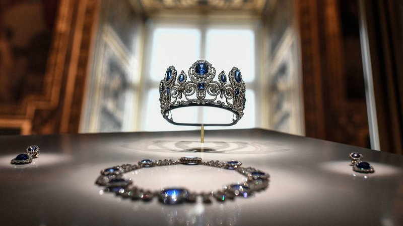 ARCHIV - 14.01.2020, Frankreich, Paris: Die "Parure de la reine Marie-Amelie et de la Reine Hortense" (Schmuckstücke der Königin Marie-Amelie und der Königin Hortense), die am 14. Januar 2020 in der Apollon-Galerie des Pariser Louvre ausgestellt sind, nachdem die Galerie nach zehnmonatigen Renovierungsarbeiten wiedereröffnet wurde. Nach dem spektakulären Museumseinbruch in den weltberühmten Pariser Louvre läuft die landesweite Großfahndung nach den Tätern auf Hochtouren. | Bild: dpa-Bildfunk/Stephane De Sakutin ARCHIV - 14.01.2020, Frankreich, Paris: Die "Parure de la reine Marie-Amelie et de la Reine Hortense" (Schmuckstücke der Königin Marie-Amelie und der Königin Hortense), die am 14. Januar 2020 in der Apollon-Galerie des Pariser Louvre ausgestellt sind, nachdem die Galerie nach zehnmonatigen Renovierungsarbeiten wiedereröffnet wurde. Nach dem spektakulären Museumseinbruch in den weltberühmten Pariser Louvre läuft die landesweite Großfahndung nach den Tätern auf Hochtouren.