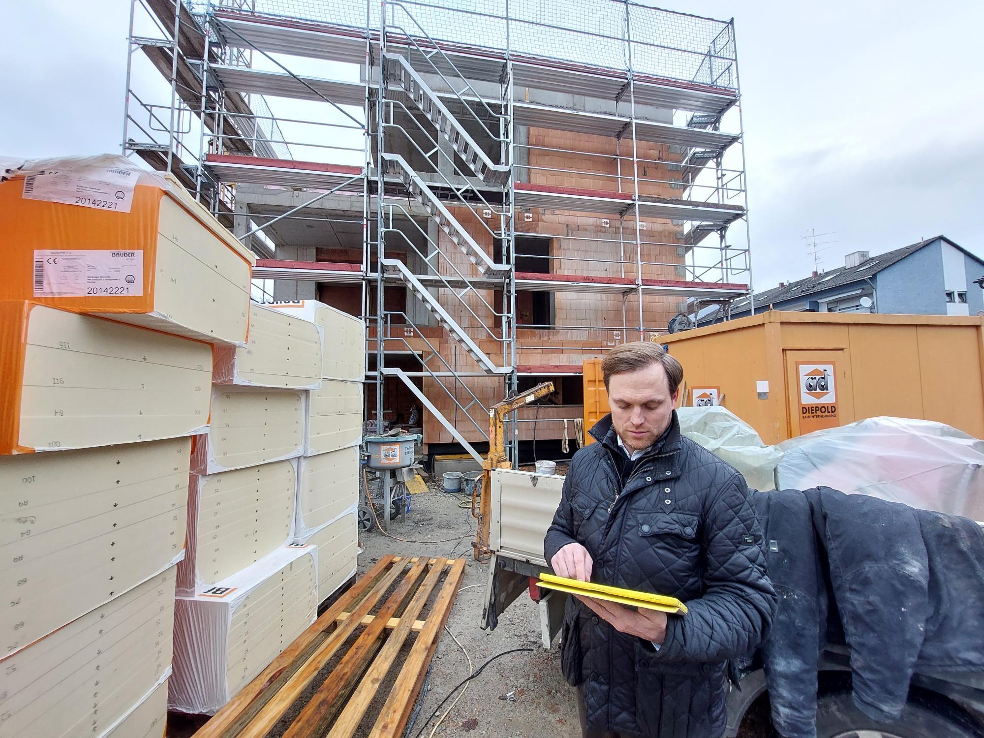 Bauunternehmer Raffael Diepold vor einem Neubau in Dachau