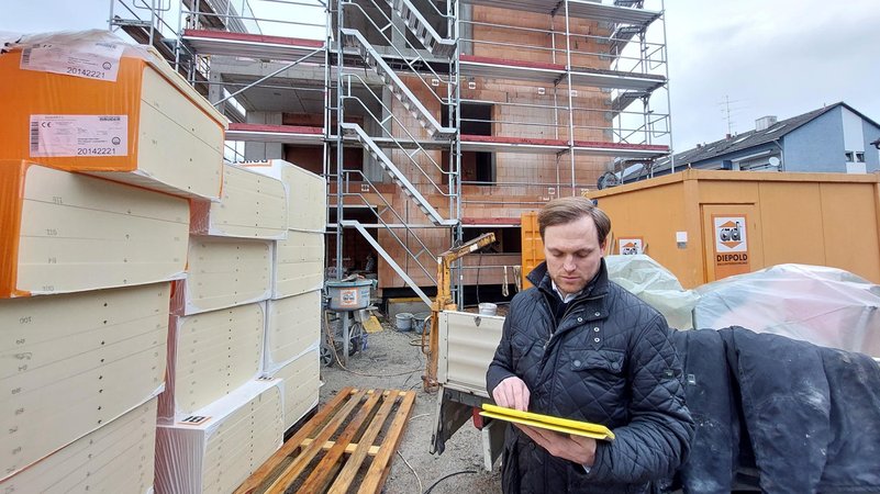 Bauunternehmer Raffael Diepold vor einem Neubau in Dachau | Bild: Karsten Böhne/BR Bauunternehmer Raffael Diepold vor einem Neubau in Dachau