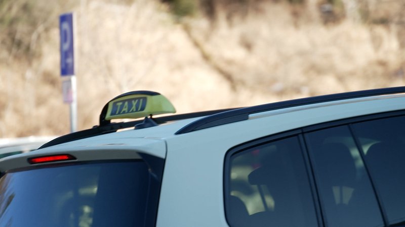 Ein Taxi bringt einen Krebspatienten im bayerischen Oberland zur Therapie ins Klinikum nach Garmisch-Partenkirchen. | Bild: BR Ein Taxi bringt einen Krebspatienten im bayerischen Oberland zur Therapie ins Klinikum nach Garmisch-Partenkirchen.