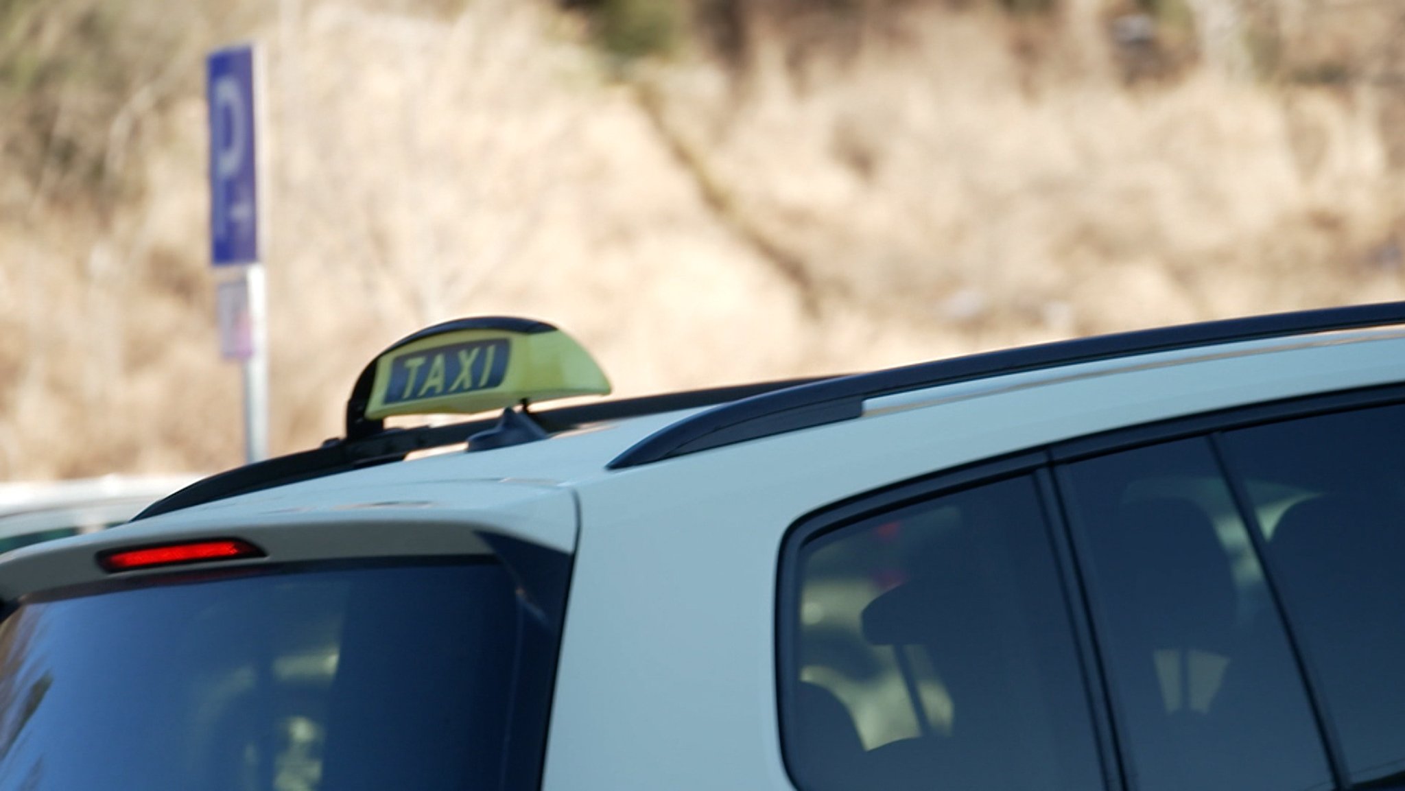 Ein Taxi bringt einen Krebspatienten im bayerischen Oberland zur Therapie ins Klinikum nach Garmisch-Partenkirchen.