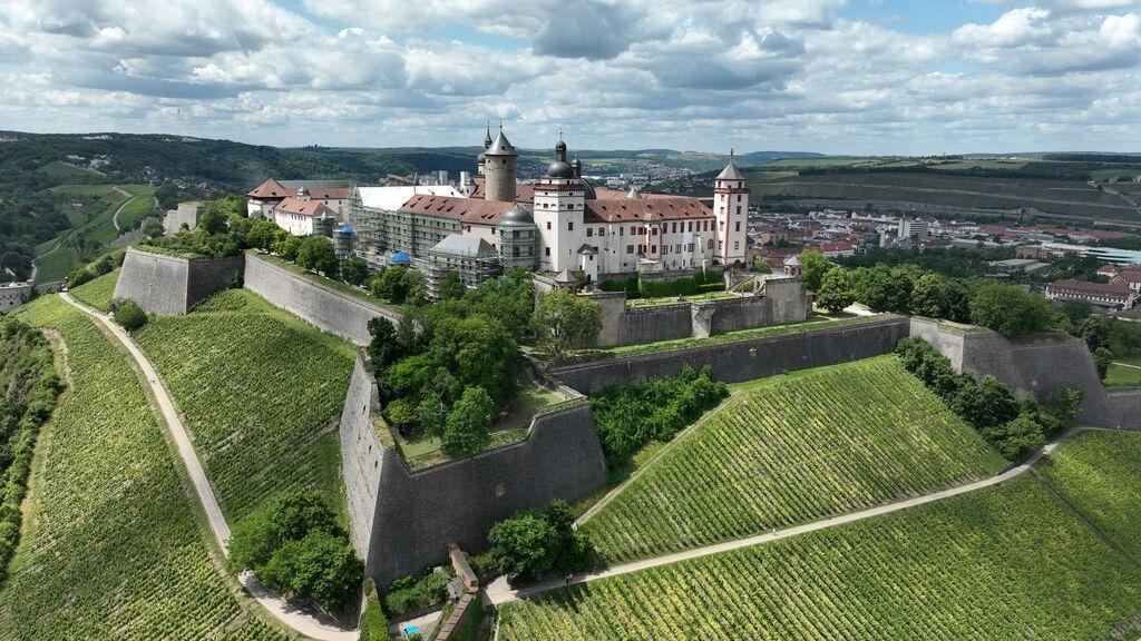 Hoch oben über Würzburg thront die Festung Marienberg.