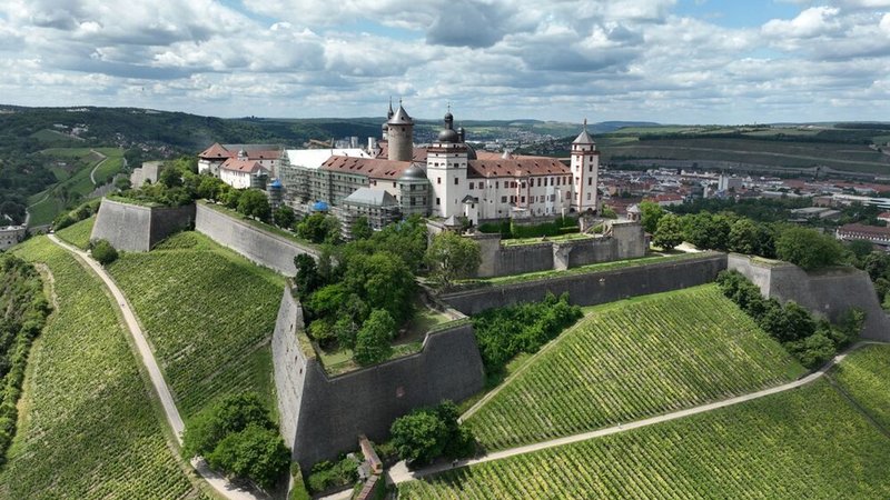 Hoch oben über Würzburg thront die Festung Marienberg. | Bild: BR/Tino Müller Hoch oben über Würzburg thront die Festung Marienberg.