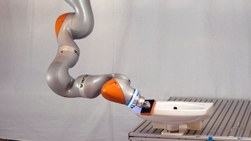 Roboter lernt Waschbeckenputzen | Bild: APA/ACIN/TU WIEN Roboter lernt Waschbeckenputzen
