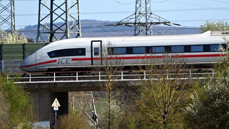 Symbolbild: Ein ICE der Deutschen Bahn musste wegen eines Einkaufswagens eine Vollbremsung machen. | Bild: picture alliance / Jens Niering | Jens Niering Symbolbild: Ein ICE der Deutschen Bahn musste wegen eines Einkaufswagens eine Vollbremsung machen.