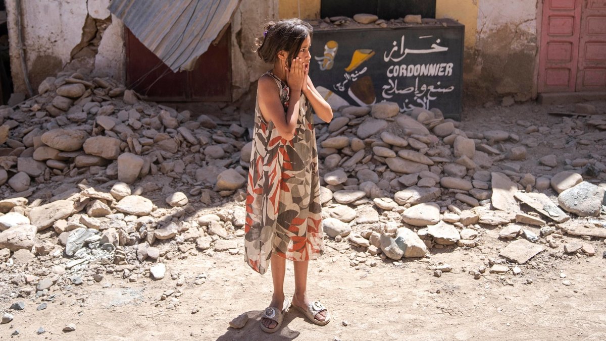 Marrakesch: Ein Kind steht neben durch das Erdbeben verursachten Schäden.