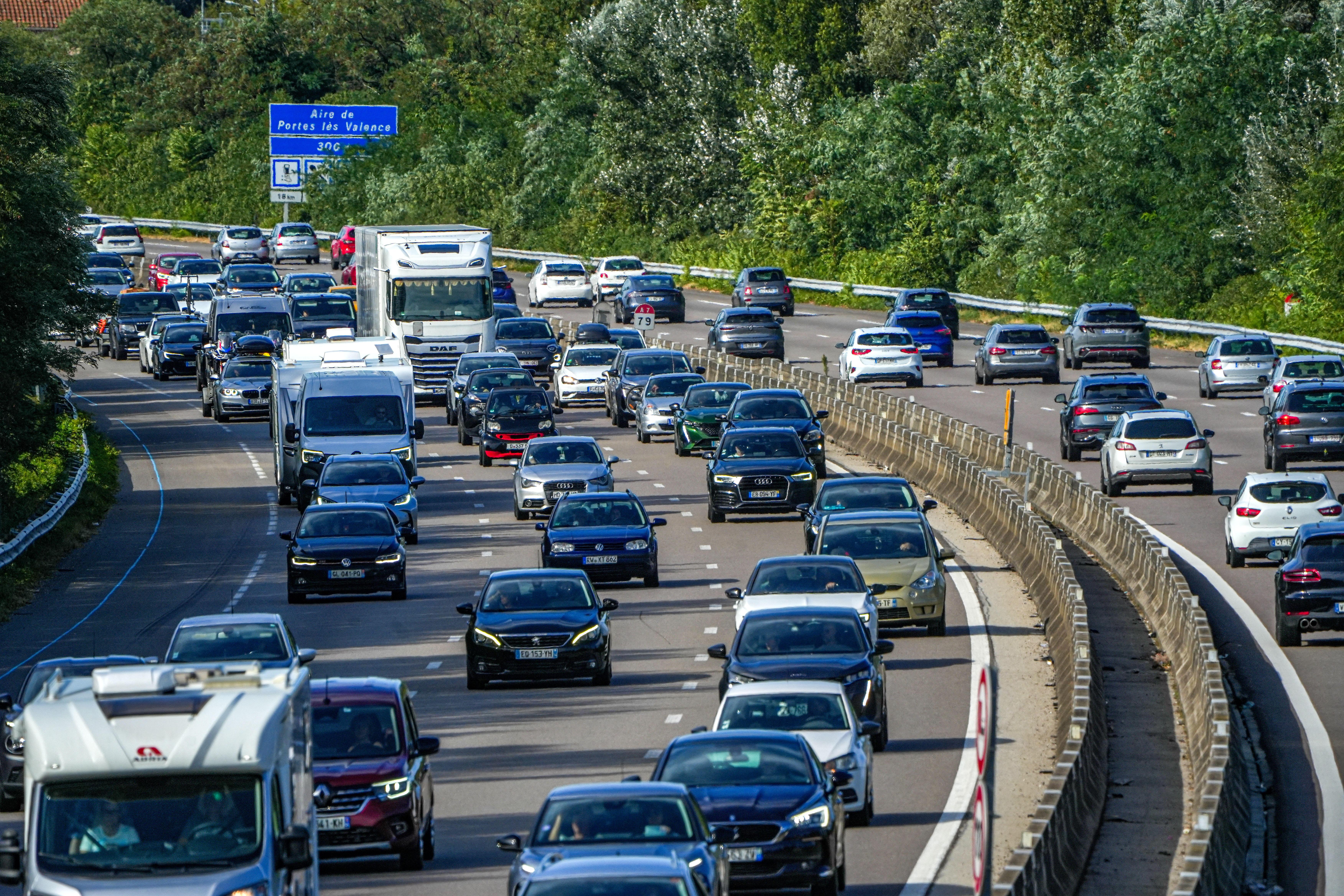 Beginn der Herbstferien in Bayern - dichter Reiseverkehr auf den Fernstraßen