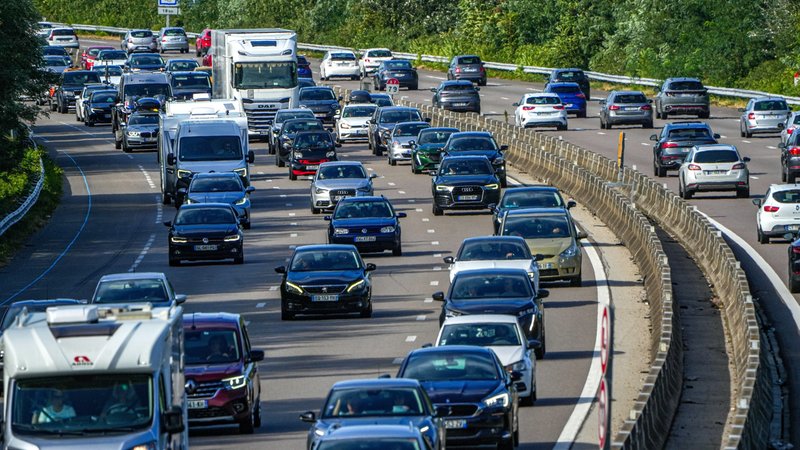 Beginn der Herbstferien in Bayern - dichter Reiseverkehr auf den Fernstraßen | Bild: picture alliance / Hans Lucas | Nicolas Guyonnet Beginn der Herbstferien in Bayern - dichter Reiseverkehr auf den Fernstraßen