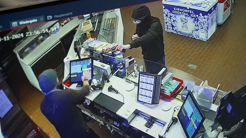 Überwachungskamera zeigt Raubüberfall an Tankstelle in Franken. | Bild: BR Überwachungskamera zeigt Raubüberfall an Tankstelle in Franken.