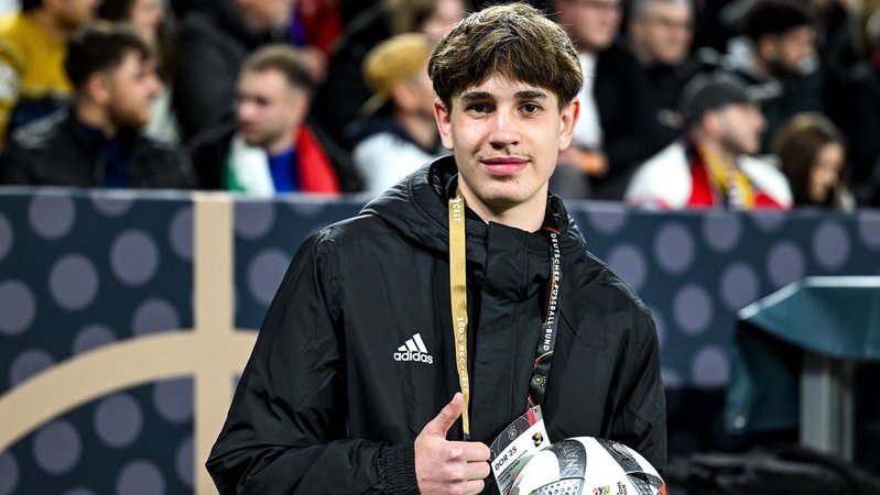 Balljunge Noel Urbaniak | Bild: picture-alliance/dpa Balljunge Noel Urbaniak