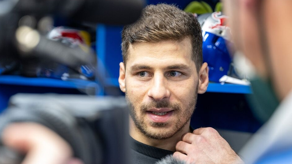 Eishockey: DEL, Medienrunde mit Trainern und Spielern des EHC Red Bull München, Training: Yasin Ehliz. | Bild: dpa-Bildfunk/Ulrich Gamel Eishockey: DEL, Medienrunde mit Trainern und Spielern des EHC Red Bull München, Training: Yasin Ehliz.