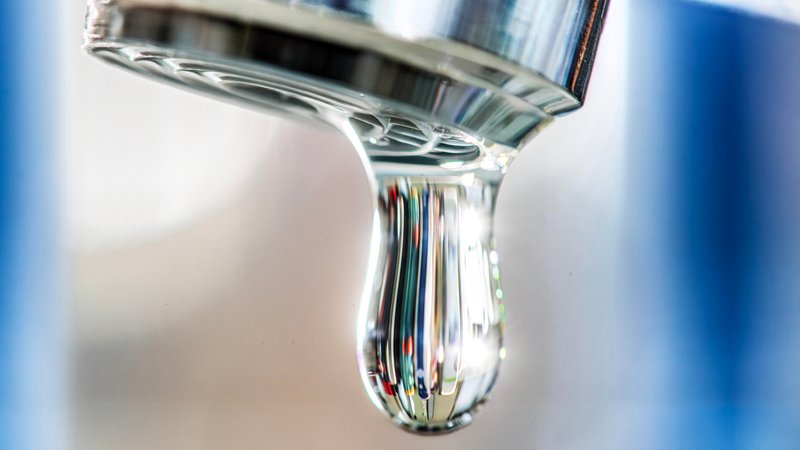 Tropfender Wasserhahn | Bild: picture alliance / Wolfgang Maria Weber Tropfender Wasserhahn