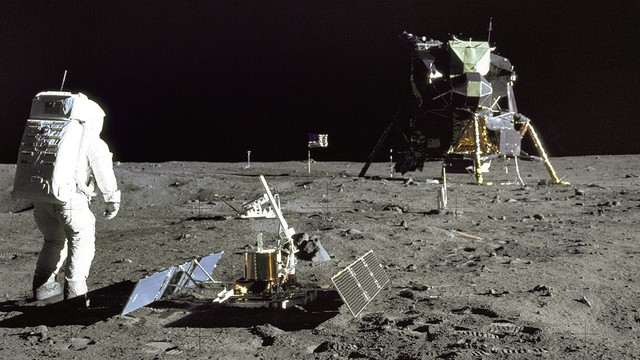 Buzz Aldrin baut bei der ersten Mondlandung am 21 Juli 1969 ein Experiment auf 