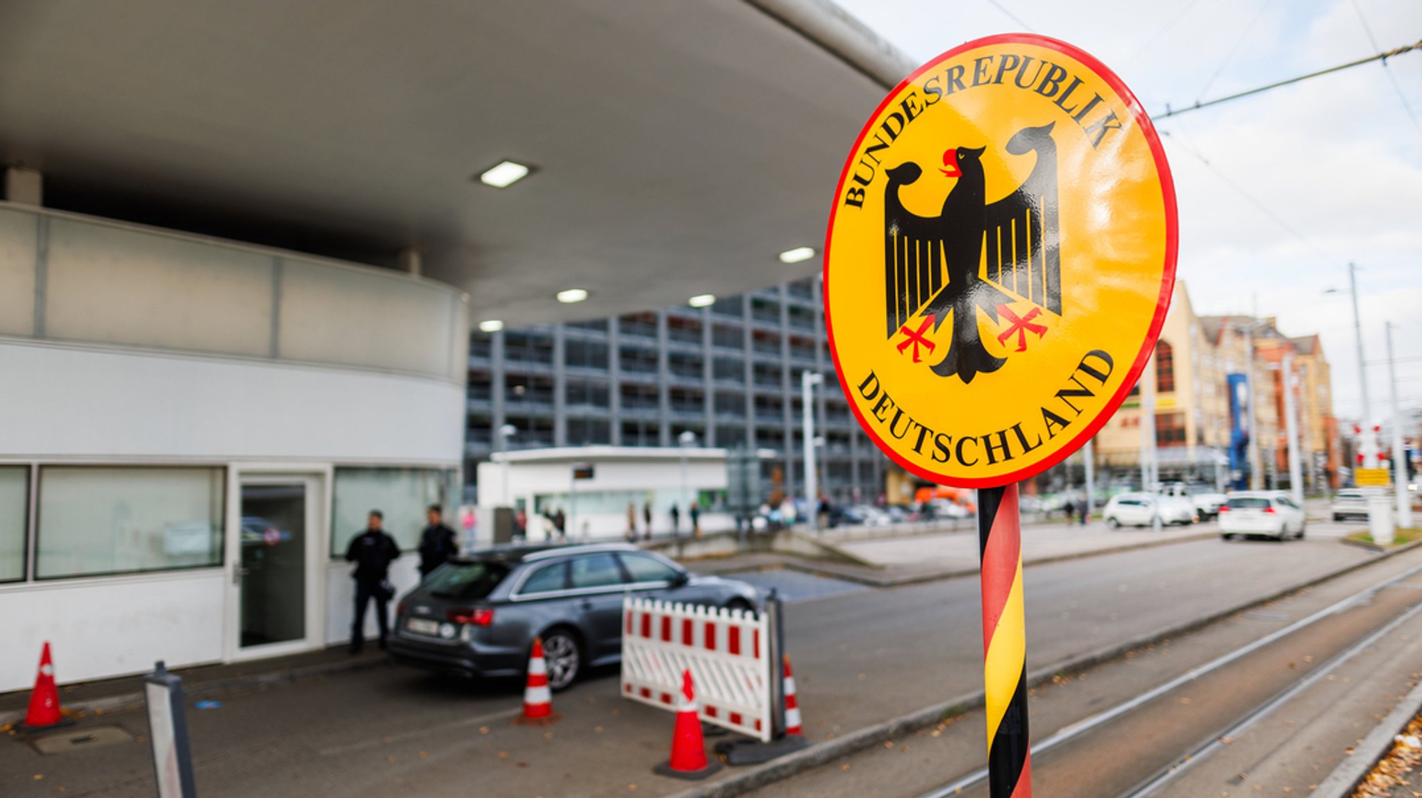 Archiv: Ein Grenzschild steht am Grenzübergang in Weil am Rhein 