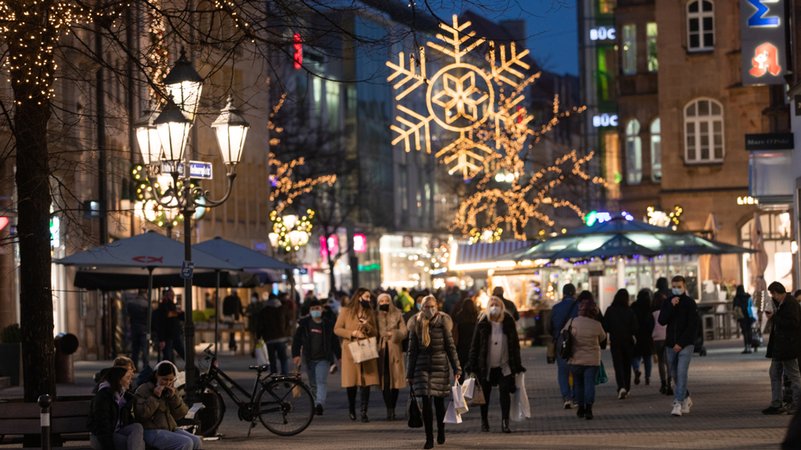 Archivbild der weihnachtlich beleuchteten Karolinenstraße 
