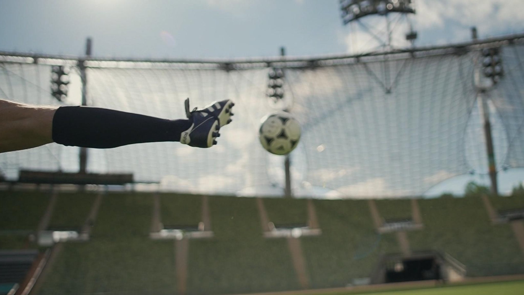 Fußballerbein mit Ball im Olympiastadion