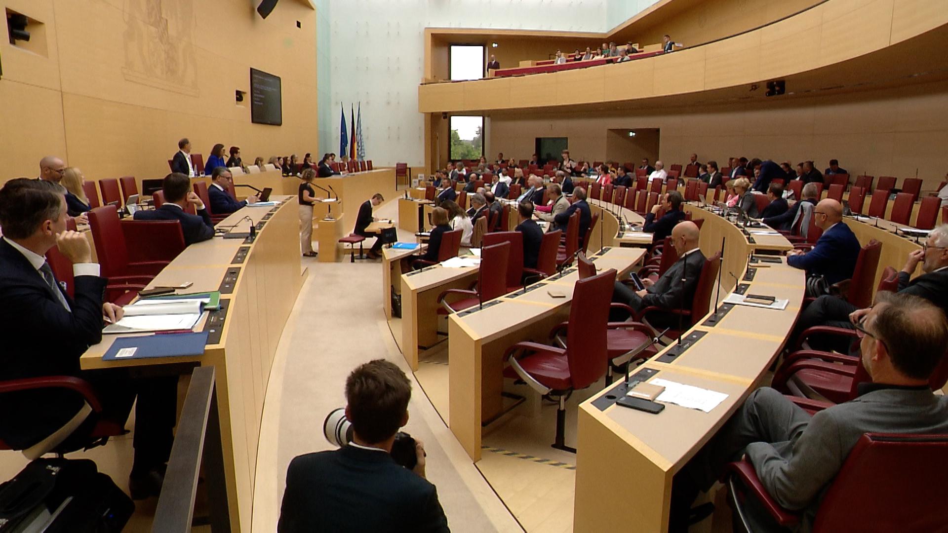 Wenn Bürokratie reduziert wird, wird das meist von allen Seiten befürwortet. Beim neuen Gesetz der Bayerischen Staatsregierung zum Bürokratieabbau sehen Grüne und SPD aber keinen Grund zum Jubel. Sie befürchten eine Aufweichung von Umweltstandards.