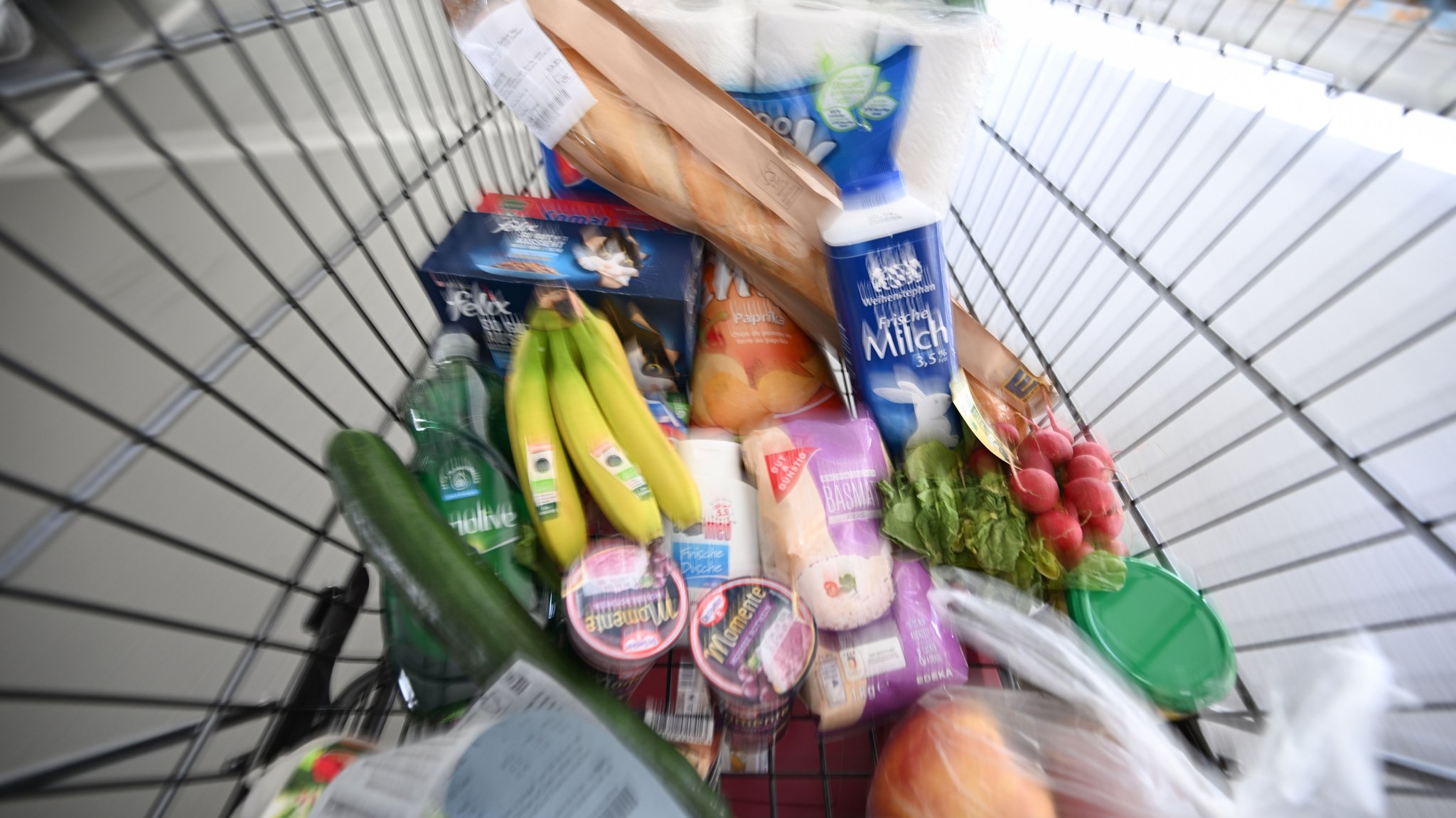 In einem Einkaufswagen im Supermarkt liegen verschiedene Lebensmittel. | Bild: dpa-Bildfunk/Bernd Weißbrod In einem Einkaufswagen im Supermarkt liegen verschiedene Lebensmittel.