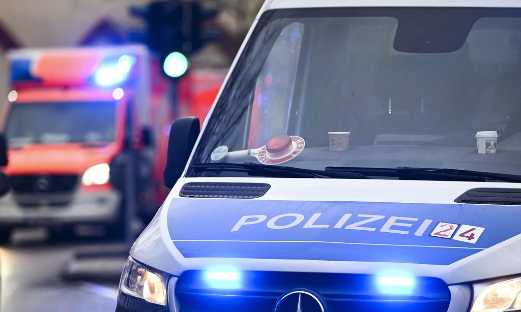 Ein Polizeiauto und ein Rettungswagen mit Blaulicht. (Symbolbild)