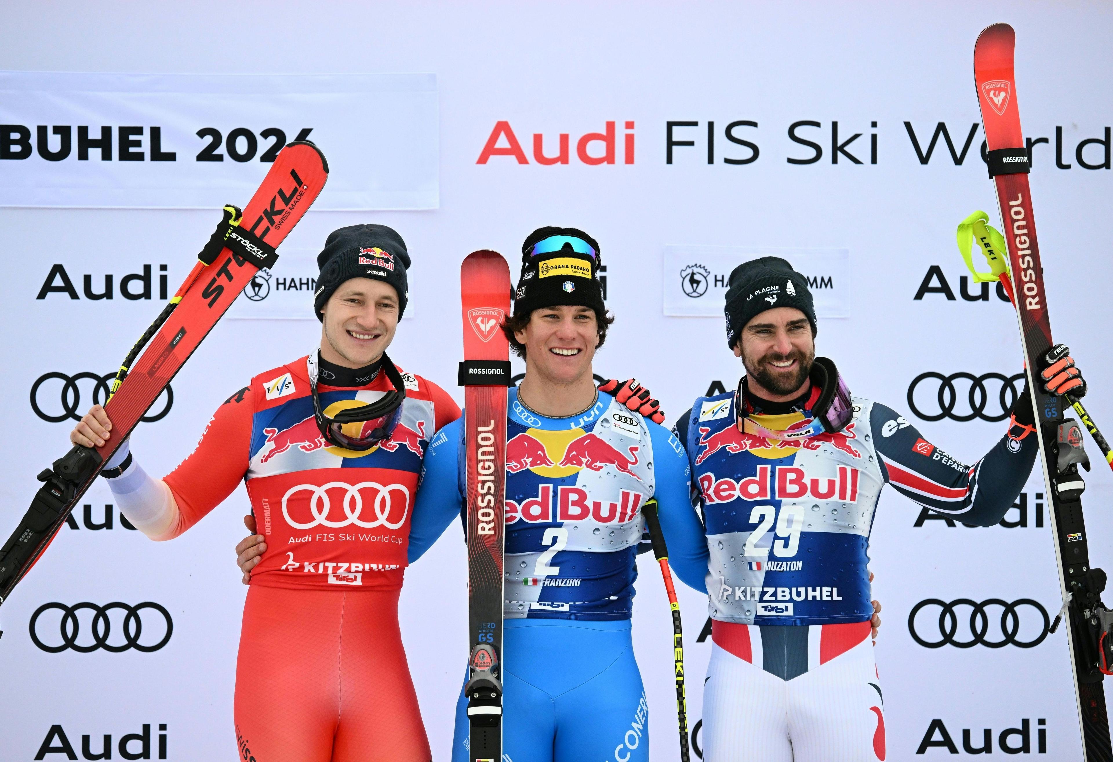 24.01.2026, Österreich, Kitzbühel: Ski alpin: Weltcup, Abfahrt, Männer. Sieger Giovanni Franzoni (M, Italien), der Zweitplatzierte Marco Odermatt (Schweiz) und der Drittplatzierte Maxence Muzaton (Frankreich) jubeln auf dem Podium. Foto: Barbara Gindl/APA/dpa +++ dpa-Bildfunk +++